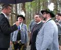 Bild: Hirsch
Gauvorstand Jürgen Hofmann, Bürgermeister Thomas Falter und Almenrausch-Vorsitzender Manfred Hermann (von rechts) hießen Ministerpräsidenten Markus Söder zum 100. Geburtstag des Trachtenvereins Almenrausch in Wackersdorf willkommen.