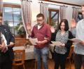 Bild: Norbert Weis
Bürgermeister Dieter Dehling vereidigte in der konstituierenden Sitzung die neuen Gemeinderäte (von links): Florian Pirner (UWG), Lisa Herbst (UWG) und Christoph Margraf (CSU/BV).