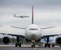 Bild: Boris Roessler/dpa
Hohe Kerosinpreise sind laut EU-Kommission kein außergewöhnlicher Umstand: Fluggäste müssen bei Flugstreichungen entschädigt werden.