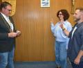Bild: jr
Bürgermeister Stephan Schübel (links) vereidigte die neuen Pechbrunner Gemeinderäte Bettina Grundl und Bastian Peetz (beide CSU), wobei Letzterer auch neuer Jugendbeauftragter wird.
