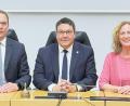 Bild: Nicole Ecker
Bürgermeister Thomas Falter (Mitte) hat mit Sabine Roidl (rechts) und Christian Hutterer (links) zwei neue Stellvertreter an seiner Seite.