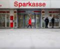 Bild: Christoph Reichwein/dpa
Erste Sparkassenkunden in Gelsenkirchen bekommen Dokumente aus ihren aufgebrochenen Schließfächern zurück. (Archivbild)