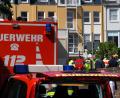 Bild: Sascha Ditscher/dpa
Rettungswagen, Polizisten und Polizeifahrzeuge stehen in der Nähe des Einsatzortes.