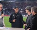 Bild: Philipp von Ditfurth/dpa
SC-Trainer Schuster (M.) trat vor dem Spiel am Donnerstagabend vor die Mikrofone.