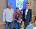Bild: bsc
Bei der konstituierenden Sitzung des Friedenfelser Gemeinderats wurden (von links) Uwe Heider (CSU) zum Zweiten Bürgermeister und Lisa Rauh (Bündnis 90/Die Grünen) zur Dritten Bürgermeisterin gewählt. Bürgermeister Adrian Käß (rechts) gratulierte und freute sich auf die künftige Zusammenarbeit.