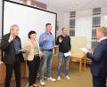 Bild: bnr
Bürgermeister Markus Schiesl vereidigt die neuen Gemeinderäte. Es sind von links: Werner Winderl, Katrin Scheck, Martin Haas und Reinhard Bauer. Entschuldigt fehlt Florian Forster.