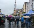 Bild: jr
Regenschirme waren das beherrschende Bild des Donnerstag-Wochenmarktes auf dem Kemnather Stadtplatz. 22 Fieranten sorgten für ein abwechslungsreiches Angebot heimischer und regionaler Produkte.
