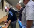 Bild: knz
Manfred Döbereiner, Richard Haberberger und Michael Suttner (von links) blättern in einem der Originalbände der Köstler-Chronik.