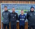 Bild: FV Vilseck 
Das Trainerteam des FV Vilseck präsentiert mit Fabian Bertelshofer (Zweiter von rechts) den ersten Neuzugang für die kommende Saison.