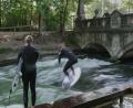 Bild: Ehsan Monajati/dpa
Die Surfer können sich freuen: Die Eisbachwelle ist wieder freigegeben.