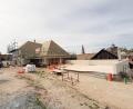 Bild: Gabi Schönberger
Der Gasthof "Zum Roten Ochsen" in Falkenberg ist seit einem Jahr eine große Baustelle. Der Rohbau ist nahezu abgeschlossen. Auf dem neuen Anbau (rechts) gibt es künftig eine Terrasse mit Zugang zum Saal und Blick auf die Burg. Im Frühjahr 2027 soll die Sanierung abgeschlossen sein.