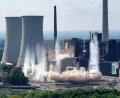 Bild: Henning Kaiser/dpa
Einstürzende Industriebauten: Zwei Kühltürme eines Kohlekraftwerks in Gelsenkirchen fallen bei einer Sprengung in sich zusammen