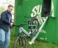 Bild: Hirsch
Der Geschäftsführer der Sunshine-Bikes-GmbH, Sebastian Bernhard, erklärt den Verleihvorgang an der Fahrradbox auf dem Schwandorfer Volksfestplatz.