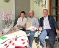 Bild: Stefanie Gradl
Bürgermeister Thorsten Grädler gratuliert dem Jubelpaar Elfriede und Franz Eschenwecker zur Eisernen Hochzeit.
