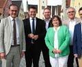 Bild: Hirsch
Sie stellten das neue Bündnis im Kreistag aus CSU, Freien Wählern und SPD vor (von links): Alexander Flierl, Tobias Ehrenfried, Thomas Ebeling, Benjamin Boml, Marianne Schieder, Richard Tischler und Peter Wein.