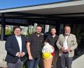Bild: jua
Als Vertreter des Zweckverbands für das Freizeit- und Erholungszentrum Perschen übergaben die Bürgermeister Frank Zeitler (rechts) und Florian Reger (links) die neue Terrasse an die Inhaber des Lokals "La Piscina", die sie nun nutzen können.