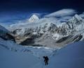 Bild: Pasang Rinzee Sherpa/AP/dpa
Ein Bergsteiger klettert zum Everest-Basislager ab. (Foto Archiv)