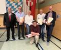 Bild: mma
Mit Urkunden und Geschenken dankt (von links) Bürgermeister Anton Peter den ehemaligen Gemeinderäten Michael Gurdan (CSU), Ute Lehmier (UWG), Thorsten Gugg (UWG), Heinz Haubner (UWG) und Manfred Schmidt (parteilos).