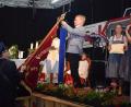 Bild: bnr
Schirmherr Markus Schiesl befestigte das Erinnerungsband an der restaurierten Fahne.