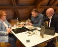 Bild: ubb
Gertraud Kollarik hat die Gelegenheit genutzt, den Aktionären Joshua Bamberger (hinten li.) und Ramon Bamberger aus dem Auktionshaus Miltenberg ihre Münzsammlung zu zeigen.