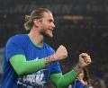 Bild: Bernd Thissen/dpa
Vaterfreuden nach dem Aufstieg mit dem FC Schalke: Loris Karius. (Archivbild)