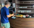 Bild: -/AP/dpa
Ein Passagier auf dem vom Hantavirus betroffenen Kreuzfahrtschiff bedient sich während der Fahrt nach Teneriffa mit Wasser.