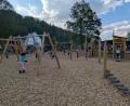 Bild: gau
Der inklusive Mehrgenerationenspielplatz erstrahlt am Riedener Sportgelände.