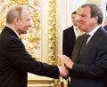 Bild: Alexei Druzhinin/POOL SPUTNIK KREMLIN via AP/dpa
Putin und Schröder gelten als langjährige Freunde. (Archivbild)