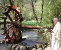 Bild: Konrad Rosner
Pfarrer Markus Nees segnet das restaurierte Wasserrad.