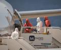 Bild: Arturo Rodriguez/AP/dpa
Passagiere des vom Hantavirus befallenen Schiffes Hondius werden ausgeflogen.