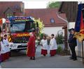 Bild: wel
Ruhestandspfarrer Georg Hartl aus Pfreimd segnet beim Florianstag das neue Löschfahrzeug der Feuerwehr Gleiritsch.