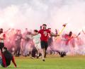 Bild: Kamaryt Michal/CTK/dpa
Das Spiel endete im Chaos: Wegen eines Platzsturms wurde das Derby Slavia Prag gegen Sparta Prag kurz vor dem Ende abgebrochen.
