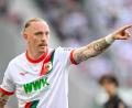 Bild: Harry Langer/dpa
Augsburg-Profi Marius Wolf im Spiel gegen Mönchengladbach.