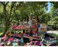 Bild: Janka Hannemann-Mathes
Die Premiere der Flohmarkt-Serie des Stadtmarketingvereins Tirschenreuth fand vor einem Jahr beim OWV-Heim Tirschenreuth statt. Mandy, Birgit und Elena (von links) verkauften unter anderem Puppen.
