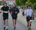 Bild: jr
Dieses Trio macht auf der Strecke beim Inklusionslauf in Mitterteich eine gute Figur.