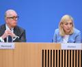 Bild: Soeren Stache/dpa
Ärztepräsident Reinhardt begrüßt Ministerin Warken beim Ärztetag - mit Kritik? (Archivbild)