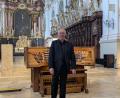 Bild: Paul Zrenner
Das Improvisationskonzert in der Basilika Waldsassen mit Professor Wolfgang Seifen am Muttertag war ein Erlebnis für alle Sinne. Am großen Spieltisch vorm Volksaltar gab der Künstler ein außergewöhnliches Orgelkonzert mit vielen musikalischen Eindrücken.