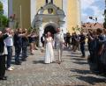 Bild: ksi
Nach der Hochzeitsmesse ging es für das Brautpaar Ina Ebner und Niko Weber durch ein Rosenspalier.