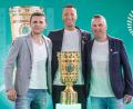 Bild: Andreas Gora/dpa
Sven Jablonski (M) leitet das DFB-Pokalfinale zwischen dem VfB Stuttgart und dem FC Bayern München.