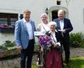 Bild: jp
Das Kastler Heimatmuseum feierte an Muttertag Saisoneröffnung und 40-jähriges Bestehen:. Dazu gratulierten Bürgermeister Stefan Braun (links) und Landrat Richard Reisinger (rechts) den beiden Besitzerinnen, Annemarie Weiß (vorne) und deren Tochter Birgitta Engelhard.