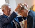 Bild: Peter Kneffel/dpa
Der Münchner Altoberbürgermeister Dieter Reiter (SPD) wollte seinem Nachfolger Dominik Krause (Grüne) die Amtskette persönlich umhängen.