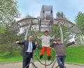 Bild: Brigitte Gschwendtner
Der Vogel auf dem Auenpark-Spielplatz hat zwar schon 20 Jahre auf dem Buckel, aber er fliegt noch: Davon überzeugten sich der Marktredwitzer Oberbürgermeister Oliver Weigel, die ehemalige Gartenschau-Geschäftsführerin Dagmar Voss und Martin Gramsch vom Förderverein (von links).