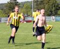 Bild: Gebert
Der SV Poppenreuth gewann beim SV Pechbrunn durch ein Tor in letzter Minute mit 2:1. Torschütze Robert Gajdusek (rechts) nahm die Gelbe Karte in Kauf und jubelte ohne Trikot.