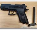Bild: Bundespolizei
Mehrere verbotene Waffen, darunter eine Pistole, stellte die Bundespolizei am Wochenende bei Grenzkontrollen auf der A6 bei Waidhaus sicher.