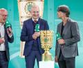 Bild: Andreas Gora/dpa
Ex-Bundestrainer Joachim Löw (r) bei der Übergabe des DFB-Pokals für das Finale in Berlin.