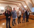 Bild: wkr
Daniel Wartinger, Alexander Heinl, Wolfgang Söllner, Anna Ritter und Norbert Riedl (von links) wurden als neue Gemeinderäte vereidigt.
