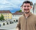 Bild: Stephan Huber
Zuvor gestaltete er in Berlin die Zeitenwende mit und entschied über milliardenschwere Rüstungsprojekte für die Bundeswehr, jetzt ist Nils Gründer Polizeischüler in Sulzbach-Rosenberg. Für Oberpfalz-Medien posierte er vor dem Stadtschloss.