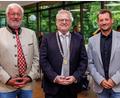Bild: Hösamer
Die neuen Stellvertreter von Schwandorfs Oberbürgermeister Andreas Feller (BLS, Mitte) sind Zweiter Bürgermeister Matthias Kuhn (SPD, rechts) und Peter von der Sitt (UW, links).