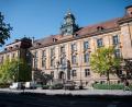 Bild: Daniel Vogl/dpa
Der Angeklagte soll in Bayern einen Überfall und in Baden-Württemberg einen Einbruch begangen haben. (Symbolbild)