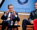 Bild: Mads Claus Rasmussen/Ritzau Scanpix/AP/dpa
Der frühere Nato-Generalsekretär Anders Fogh Rasmussen (l) wirbt für einen Zusammenschluss der demokratischen Mittelmächte. Hier redet er mit dem  ehemaligen britischen Premierminister James Cameron auf einem Demokratie-Gipfel in Kopenhagen. (Archivbild)